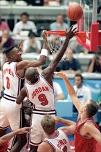 Die US-amerikanischen Basketballspieler Scottie Pippen (l) und Michael "Air" Jordan (Nr. 9)