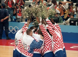 Die Mitglieder des legendären US-amerikanischen " Dream Teams " bilden am 08.08.1992 bei den