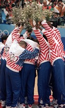 Die Mitglieder des legendären US-amerikanischen " Dream Teams " bilden am 08.08.1992 bei den