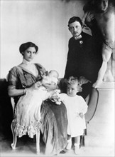 Kaiser Karl von Österreich mit Kaiserin Zita und den Kindern Otto von...