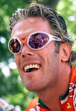 Der italienische Radprofi Mario Cipollini vom Saeco-Team lacht am 09.07.1999 vor dem Start zur