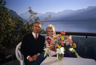 US-Filmstar Zsa Zsa Gabor (r) and her husband prince Frederik (l) infront of Lake Geneva in