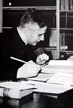 Joseph Ratzinger sitzt im Sommer 1960 in der Bibliothek des Seminars in Bonn...