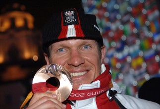 Herman MAIER (AUT) , 3.Platz, praesentiert seine Bronzemedaille, 

Siegerehrung Riesenslalom der
