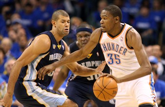 01 May 2011: Thunder forward Kevin Durant (35) goes around Memphis forward Shane Battier (31)