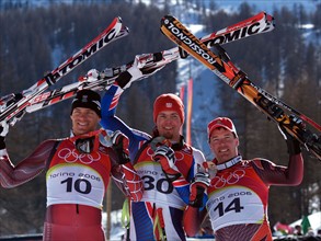 Der französische alpine Skifahrer Antoine Deneriaz (Mitte) gewinnt am 12.02.2006 die Goldmedaille