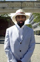 US-Regisseur Spike Lee steht am 11.7.2001 vor den Babelsberger Filmstudios. Lee sah sich hier die