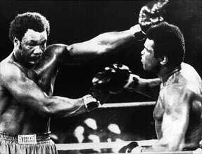 US-Schwergewichtsboxer Muhammad Ali (r) im historischen Schlagabtausch mit seinem Kontrahenten