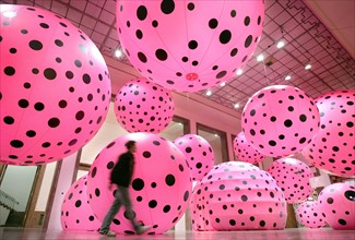 Ein Mann geht am Mittwoch (07.02.2007) durch die Ausstellung "Dots Obsession - Love Transformed