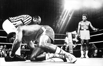 US-Schwergewichtsboxer Muhammad Ali (r, hinten) steht in der 8. Runde in der neutralen Ecke, sein K