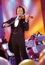 Der Musiker Andre Rieu führt in seiner Sendung "Champagnermelodien" durch den ZDF-Silvesterabend