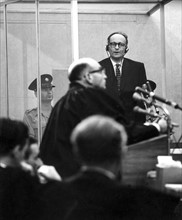 Der Angeklagte Adolf Eichmann während des Prozesses im schusssicheren...