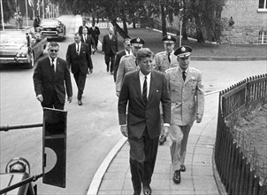 Le Président John F. Kennedy lors de la visite d'une base aérienne à Hanau en 1963