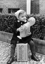 Blockade Berlin 1948: Child with care package