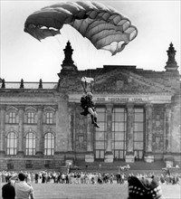 Parachutist of the British Army landing in front of Berlin Reichstag