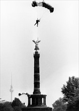 Allied parachutists at the Siegessäule in Berlin