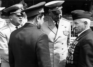 Soviet generals talk to French war veteran