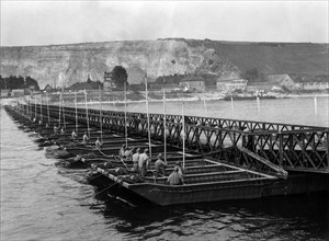 Post-war period: French soldiers build Rhine bridge during manoeuvre in Germany