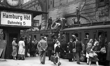 Post-war era - hoarder trips at central station Hamburg 1946