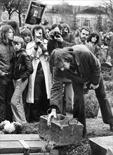 Funeral Holger Meins - Dutschke at the grave