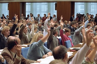 GDR's People Chamber ratifies Unification Treaty