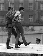 Climber on Berlin Wall arrested by GDR border guards