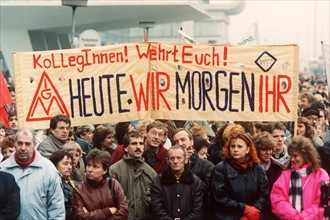 Demonstrations in front of the Trust Institution (archive photography and text 1990)