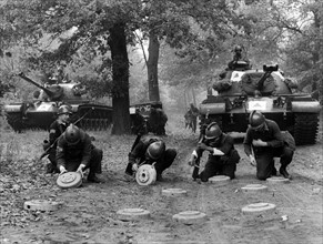 Land mines at manoeuvre of US army in Berlin Grunewald
