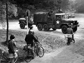 Soldier on his way to manoeuvre of US army in Grunewald in Berlin