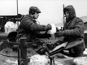 Soldiers have coffee break during German-American manoeuvre "Silberkralle"