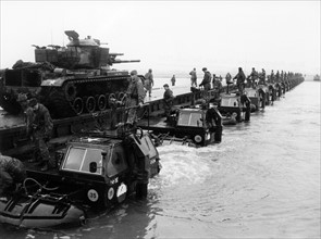 US troops demonstrate construction of floating bridge