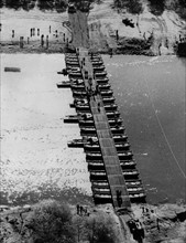 American and German pioneers build bridge across Danube