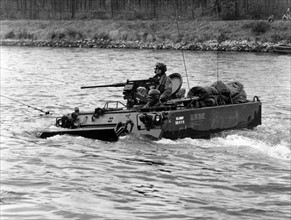 Danube crossing of US army during manoeuvre