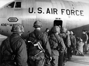 US soldiers on their way to Germany to the manoeuvre REFORGER I