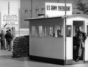 Checkpoint Charlie in Belrin 1961