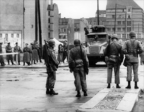 US soldiers and People's Police officers at checkpoint Friedrichstraße in Berlin 1961