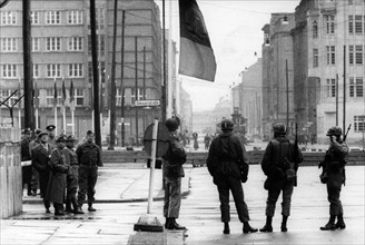 US soldiers and People's Police men at border crossing point Friedrichstrasse in Berlin 1961