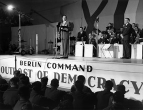US comedian Bob Hope visits US troops in Berlin