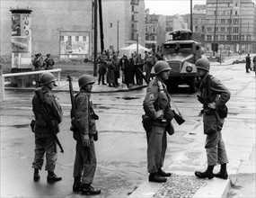 US soldiers and People's Police officers at checkpoint Friedrichstraße in Berlin 1961