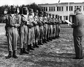 General Clay swears voluntary US soldiers in Berlin