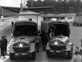 Held back US convoys are supplied from West-Berlin