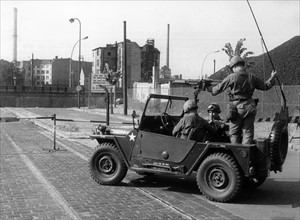 American military patrol at Berlin Wall
