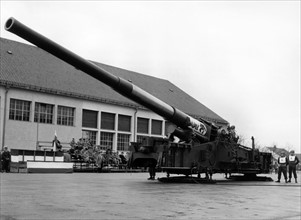 Nuclear cannon of the US Army in frontn of Bavarian members of the government
