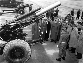 Arms instruction of the US Army in front of Bavarian members of the government