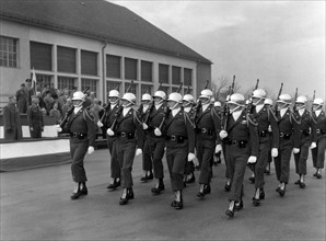 Arms instruction of the US Army in front of Bavarian members of the government