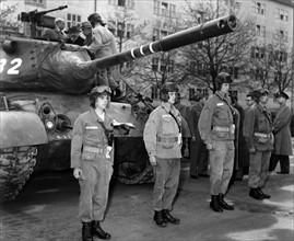 Arms inspection of the US Army in front of Bavarian members of the government