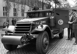 The Belgian army gives an armoured vehicle from the Second World War to the U.S. army