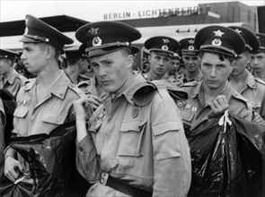 Last Russian soldiers leave Berlin