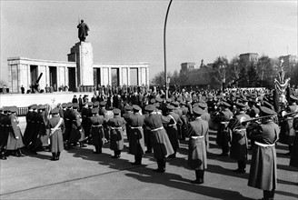 Wreath-laying ceremony at Soviet monument in West-Berlin