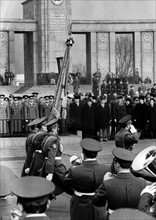 Wreath-laying ceremony at Soviet monument in West-Berlin